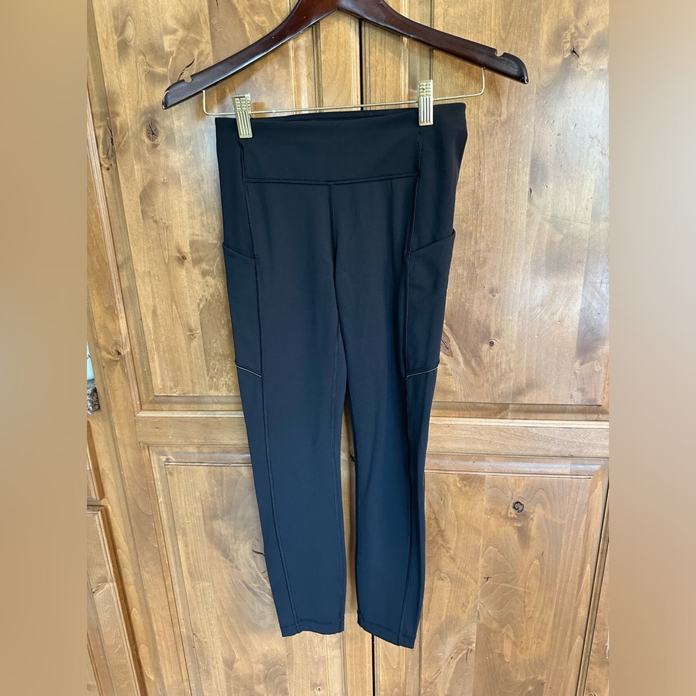 Size 4 Black 23in lululemon leggings with pockets